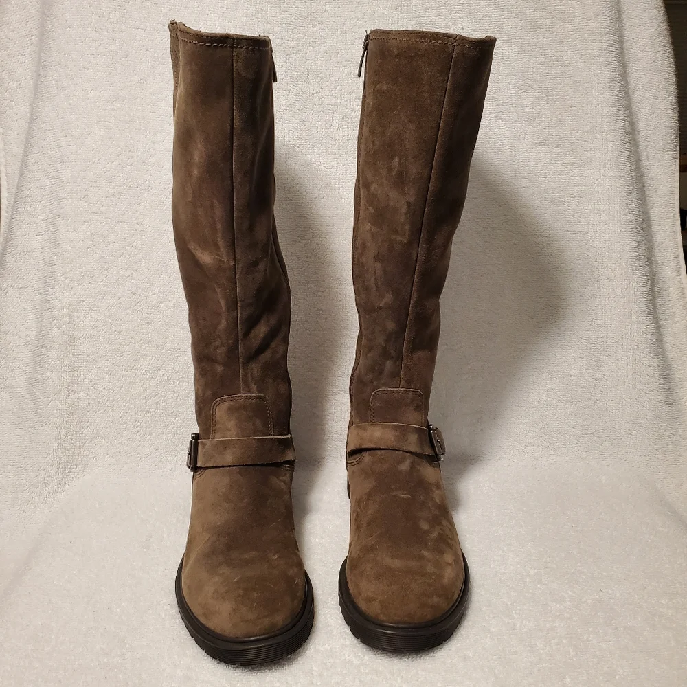 LA CANADIENNE HYACINTH BUCKLE SUEDE BOOT IN STONE